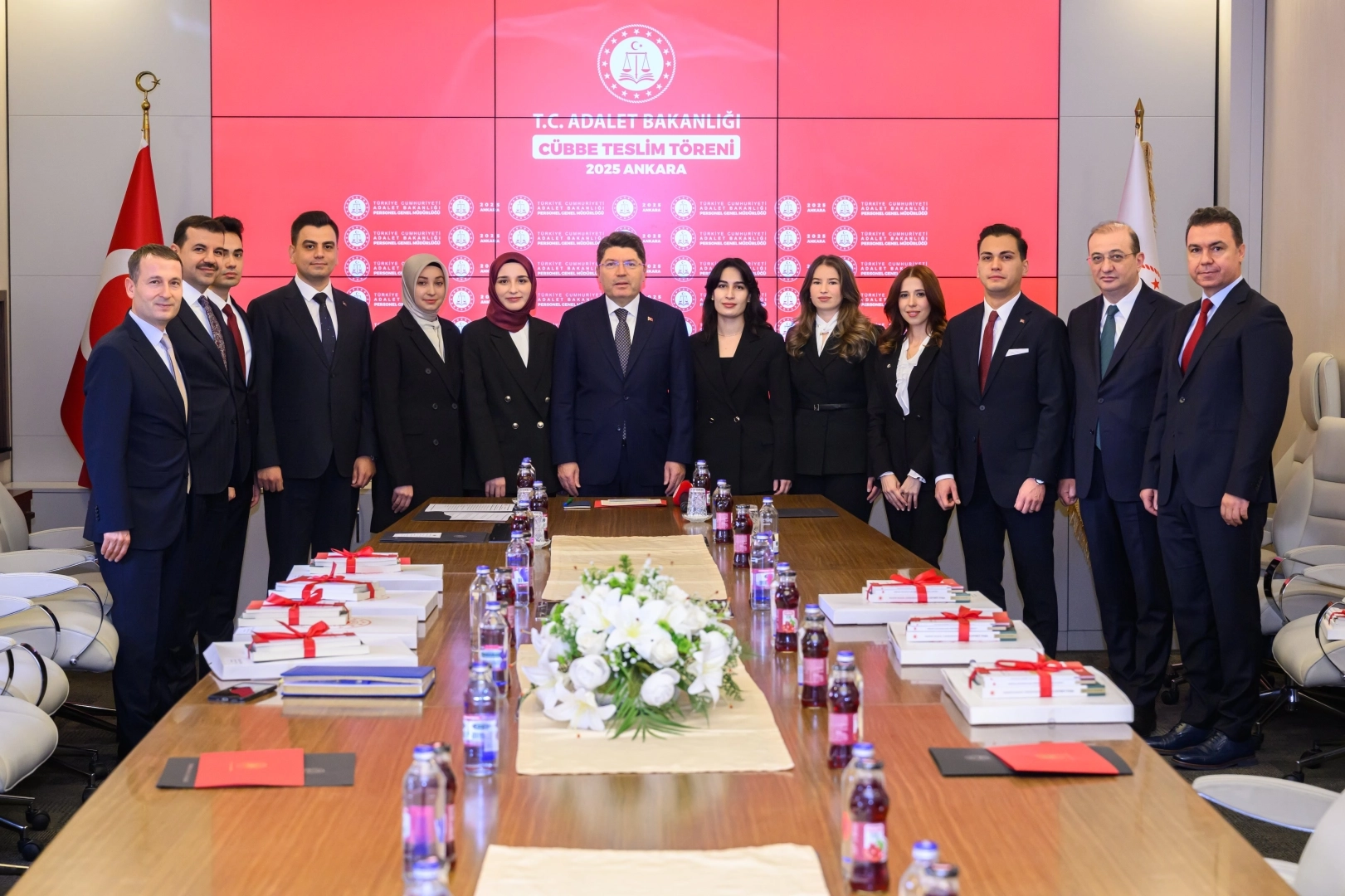 Genç hakim ve savcılar cübbelerini teslim aldı