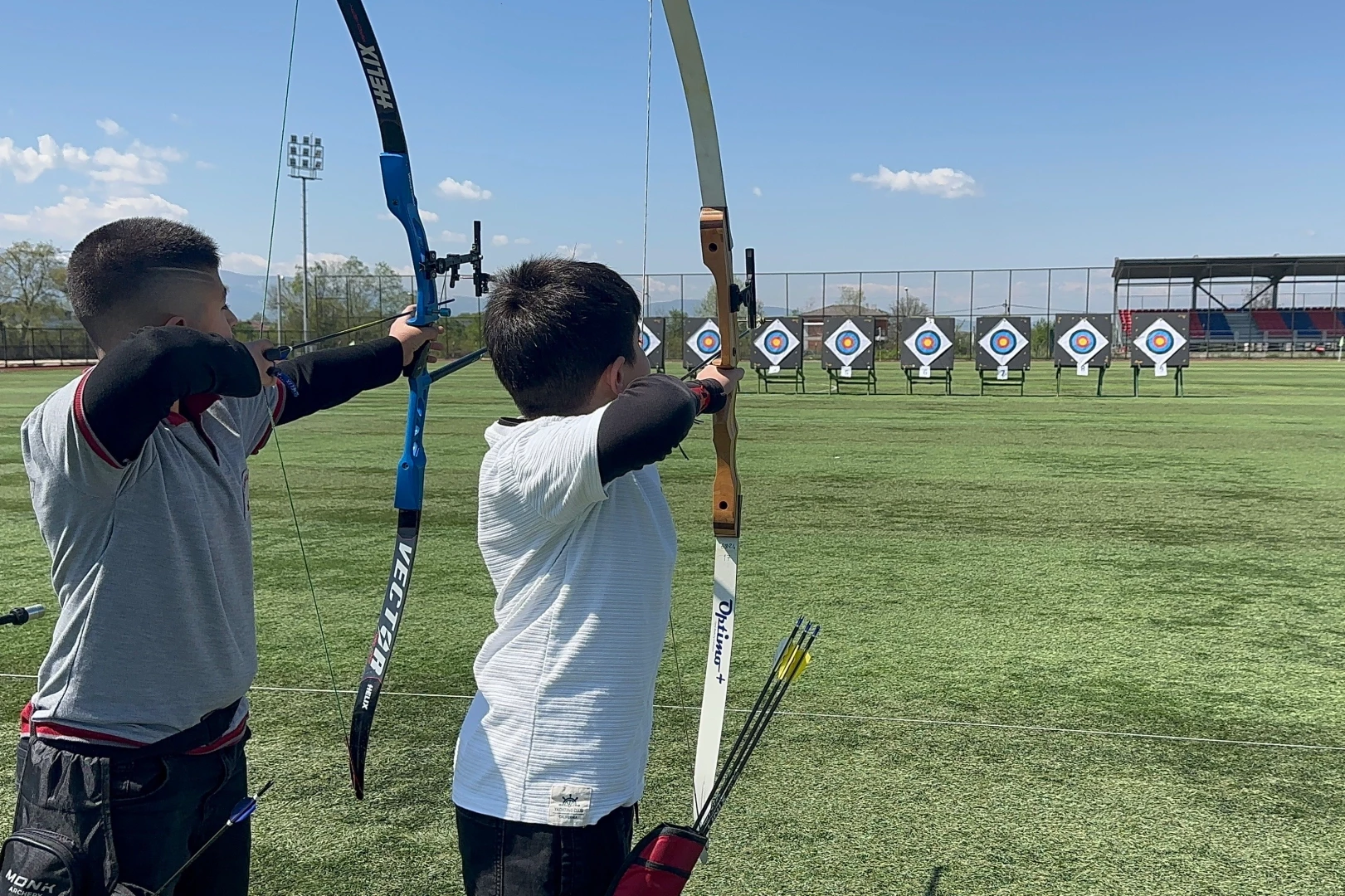 Düzce’de genç okçular hedefi vurdu