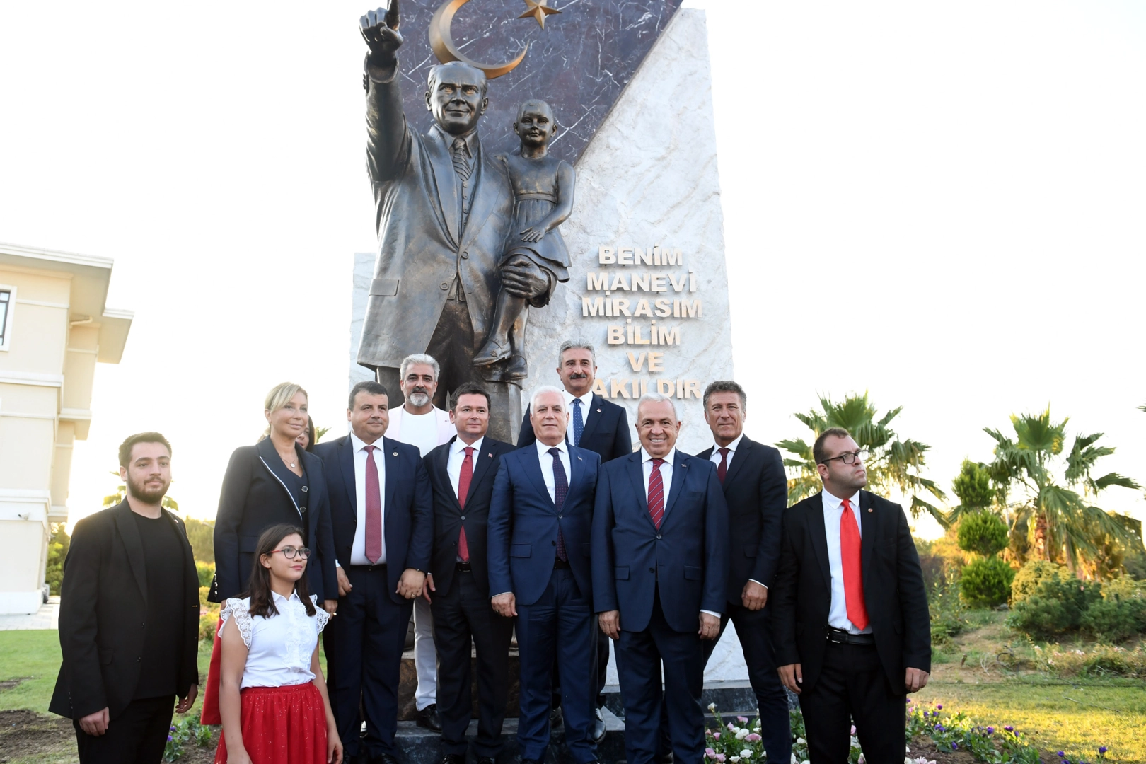 Osmangazi Belediyesi girişine Atatürk Anıtı